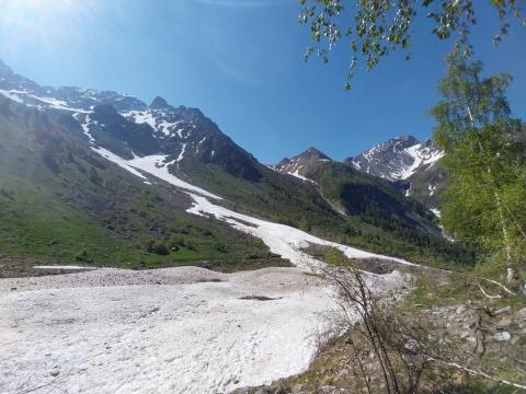Reste d'avalanche au fond d'une vallée