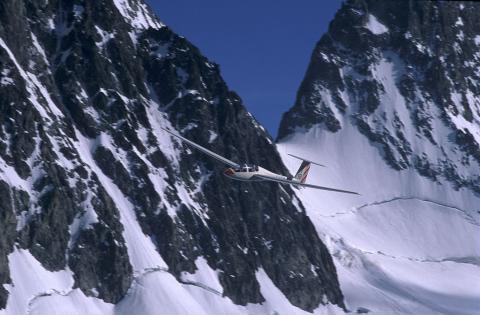 Planeur devant une montagne