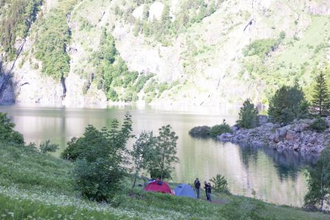 Des Gardes moniteurs en tournée de surveillance au lac Lauvitel en juin 2026 (C) O. Sabatier - Parc national des Ecrins