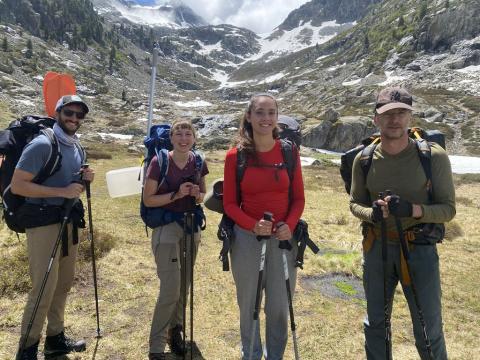 Quatre personnes en montagne