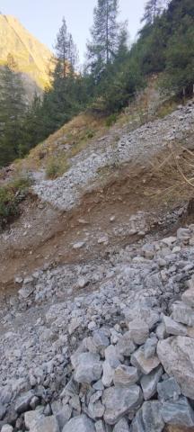 Sentier coupé par une lave torrentielle - Parc national des Ecrins 