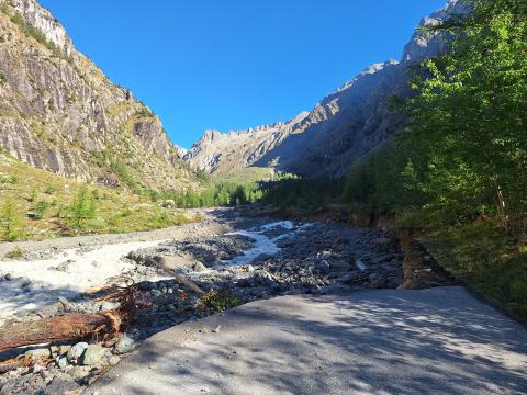 La route départementale entre Ailefroide et le Prè de Mme Carle a été emporté sur plusieurs centaines de mètres fin aout 2026 (C) H. Quellier - Parc national des Ecrins