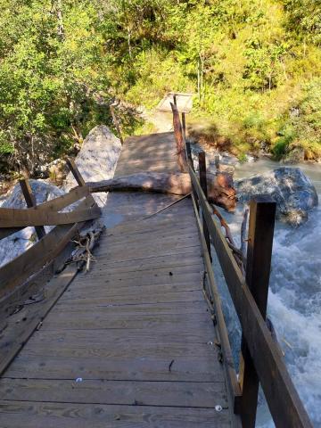 La passerelle du Crépon touchée par la crue du 28 aout 2026 (C) O.Warluzelle - Parc national des Ecrins
