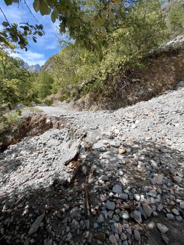 Route coupée par la crue du Riou Cassou après Béassac, Vallouise-Pelvoux (c) H. Quellier - Parc national des Ecrins Route coupée par la crue du Riou Cassou après Béassac, Vallouise-Pelvoux (c) H. Quellier - Parc national des Ecrins