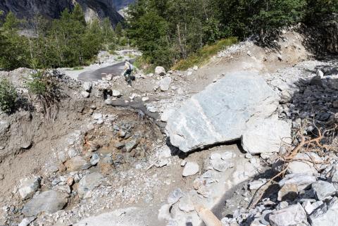 route de montagne arrachée par un torrent
