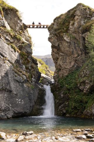 ouvriers travaillant sur une passerelle enjambant une gorge
