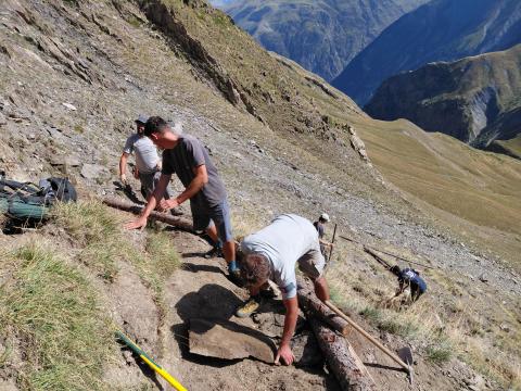 Les gardes et ouvriers en action sur le sentier d'accès au col du Vallon © Étienne Charles