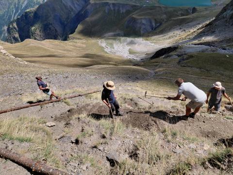 travaux sur un sentier de montagne