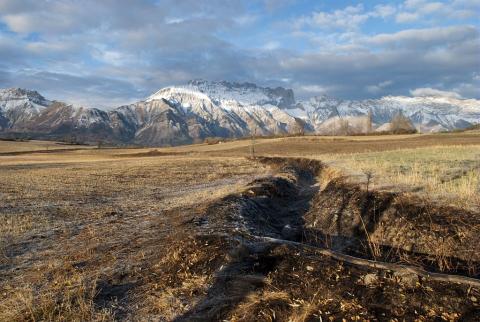 Les Tressaries : terrasses de Saint-Eusèbe et la montagne de Faraud, commune de La Motte en Champsaur ©Dominique Vincent - Parc national des Ecrins