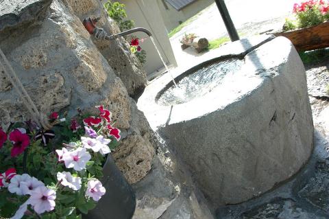 Fontaine dans le hameau de Ventelon ©Parc national des Ecrins