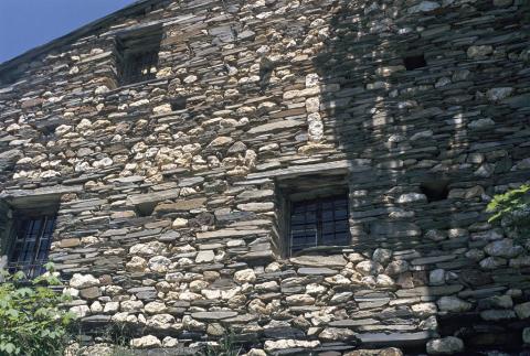 Croix insérée dans le mur - hameau du Serf (Besse-en-Oisans) ©Daniel Roche - Parc national des Ecrins