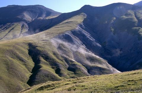 Pâturage de Tirequeue, traversée d'une ravine par le troupeau ©Bernard Nicollet - Parc national des Ecrins