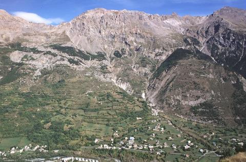 Les hameaux de Pelvoux vus depuis Puy Aillaud ©Joël Faure - Parc national des Ecrins