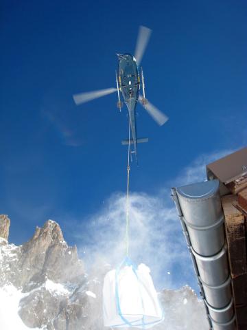 Refuge Adèle Planchard, héliportage © C. Bazoge