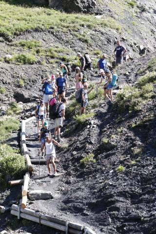 Belle fréquentation sur le sentier des crevasses fraichement rénové © Cyril Coursier - PNE