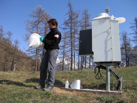 Maintenance nettoyage collecteur - station MERA - © C.Coursier - Parc national des Écrins