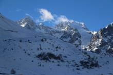 Les activités hivernales se sont déportées vers les territoires d'altitude. Au col du Lautaret, les versants nord du Combeynot ont conservé le peu de neige tombée. © H-Quellier -Parc national des Ecrins