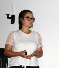 Aubeline Bellom, stagiaire de Master qui a analysé les données de 27 ans de mesures au Casset. © C.Coursier - Parc national des Écrins