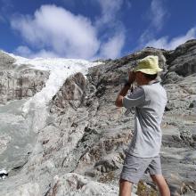 Mesure du front du glacier Blanc au télémètre - © PNE