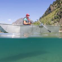 Analyse de la qualité de l'eau au lac du Lauvitel © Olivier Sabatier - PNE
