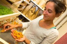 Laetitia Giroux, cueillette de plantes aromatiques et médicinales © P. Saulay - PNE