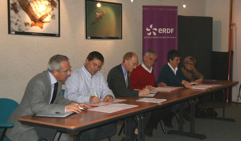 M. Pichoud, Président du PN des Ecrins ; M. Risser, Président LPO Isère ; M . Masset, Directeur Territorial ERDF ; M. Revel, Vice-Président du CGI ; Mme Brette, Présidente du PNRV ; Mme Giraud, Présidente du PNRC - photo ERDF