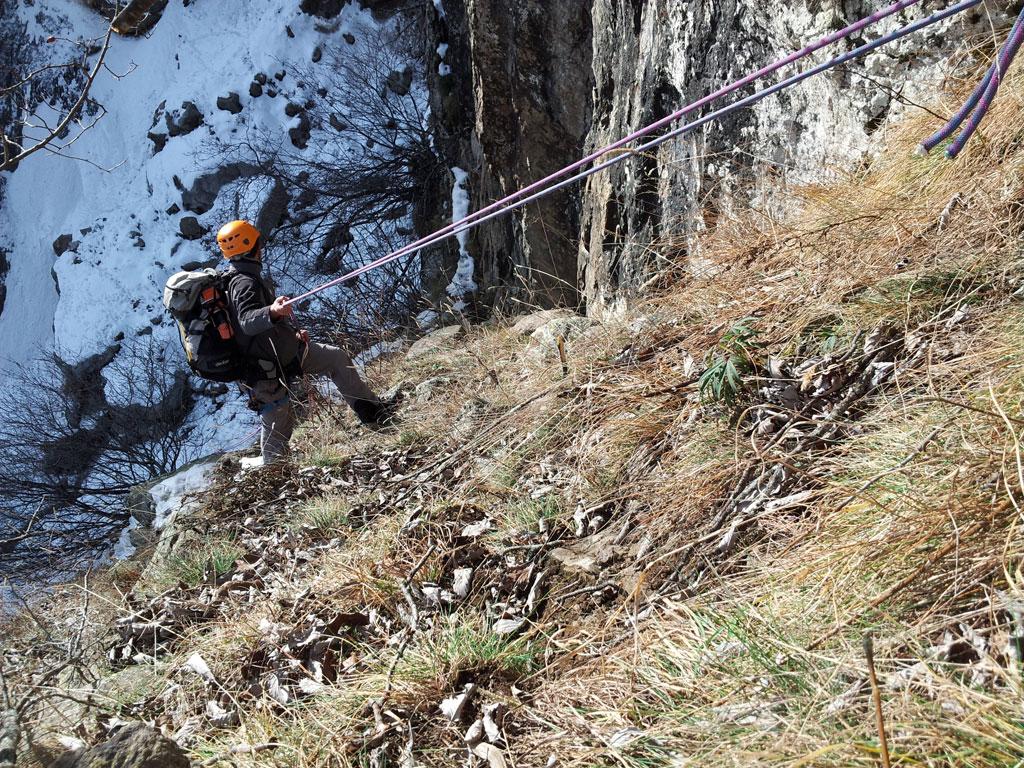 Récupération collier émetteur bouquetin mort - janvier 2015 - Valgaudemar - photo Ludovic Imberdis - Parc national des Ecrins