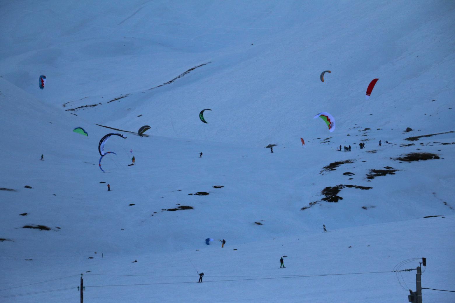 Les kites surfeurs ont pu maintenir leur compétition internationale - Snow Kite Masters