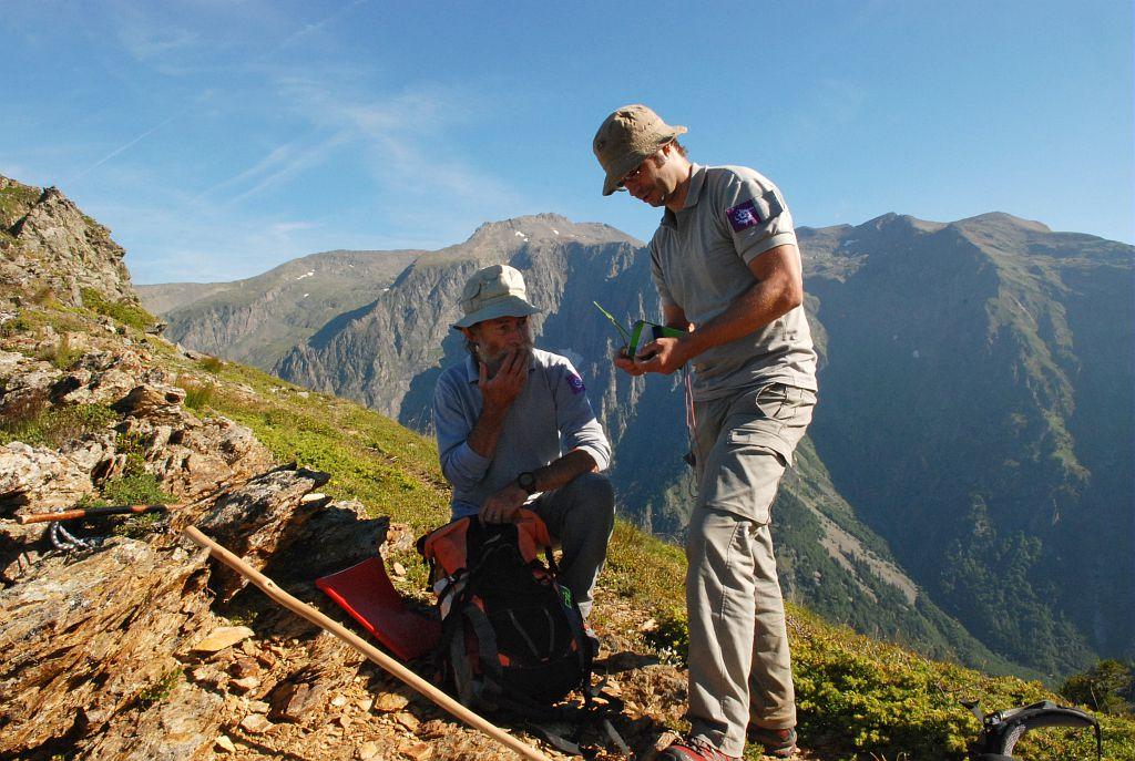 Suivis flore - Parc national des Ecrins- Bernard Nicollet et Cédric Dentant en prospection - © C.Albert/PNE