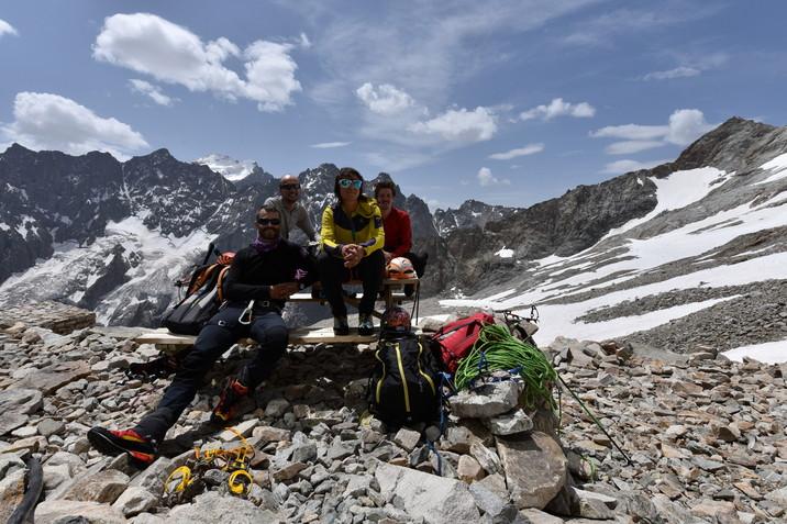 La cordée des "Sommet(s) pour les climats" avec Liv Sansoz, Vincent Legrand, Pascal Ferren et Cédric Dentant de retour de l'arête sud de la Grande Ruine. © Noémie Dagan