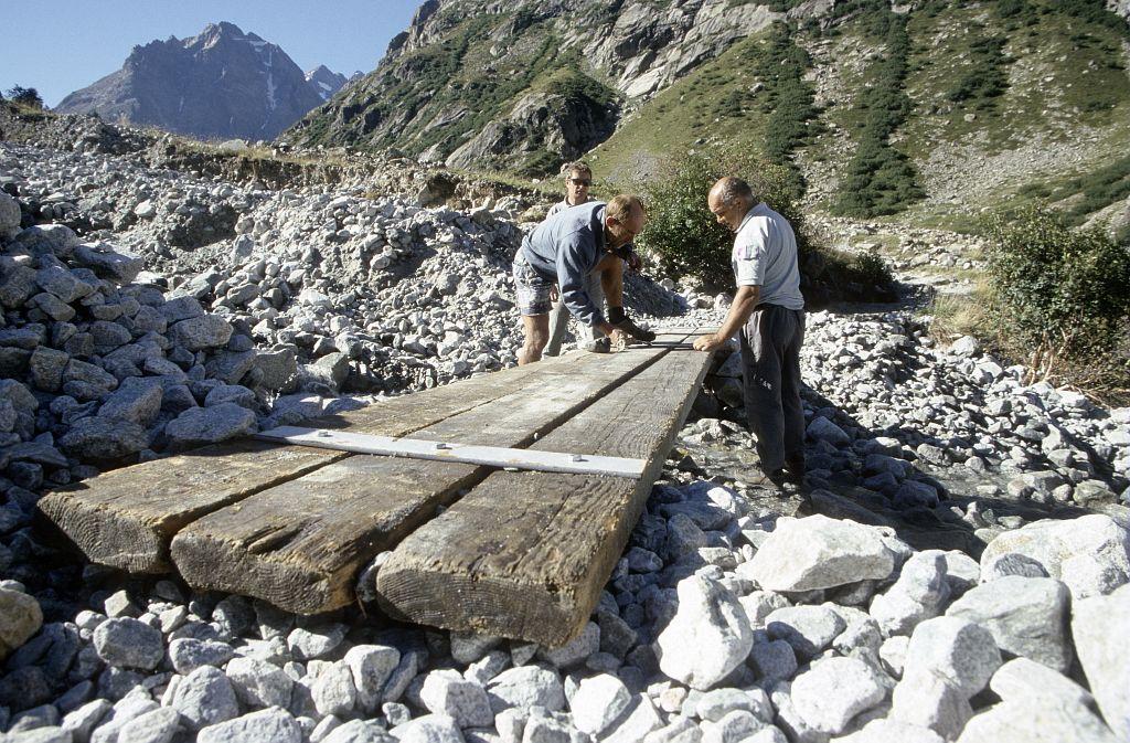 Travail sur une passerelle de la Ruine © Cyril Coursier  - Parc national des Ecrins