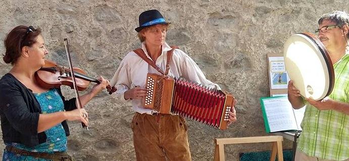 Animation musicale sur le marché de Vallouise le 30 juillet