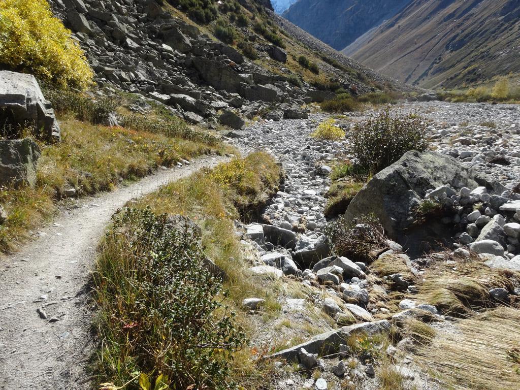 Dégâts sentier accès refuge Châtelleret - Oisans - oct 2015 - © S.Derivaz- Parc national des Ecrins