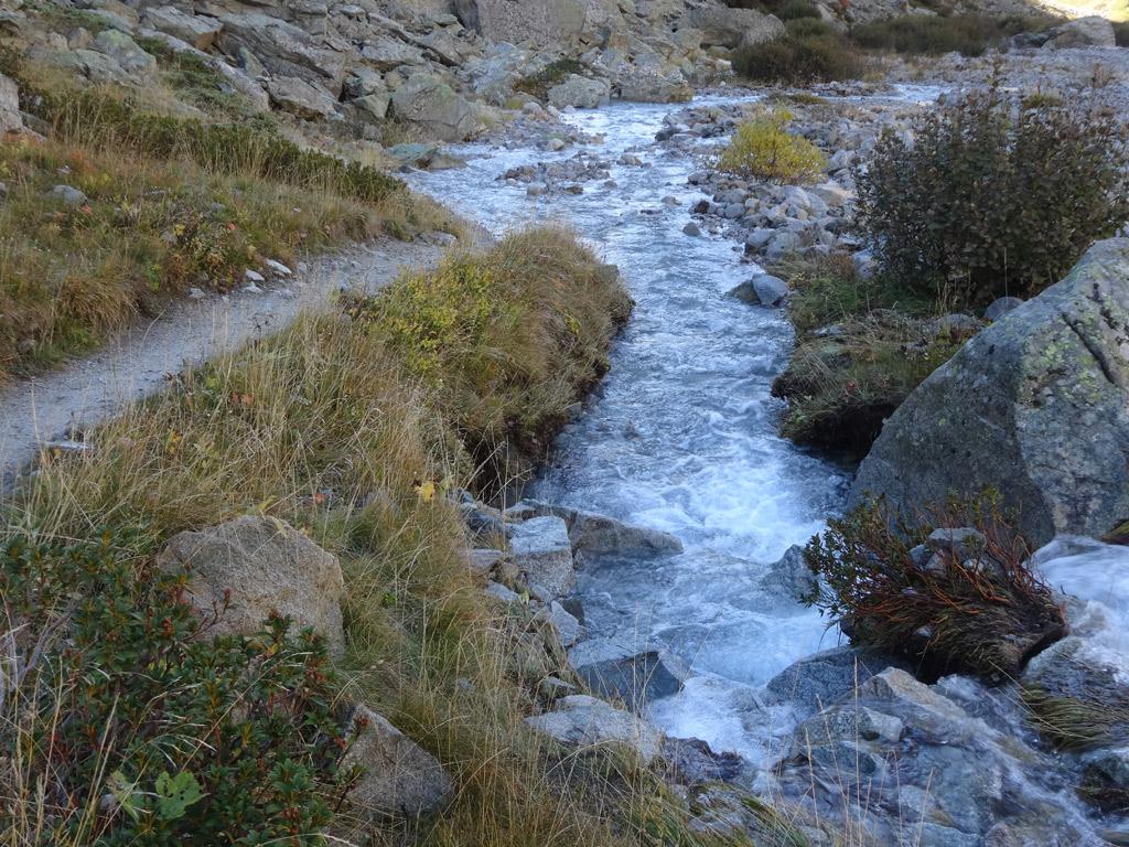 Dégâts sentier accès refuge Châtelleret - Oisans - oct 2015 - © S.Derivaz- Parc national des Ecrins