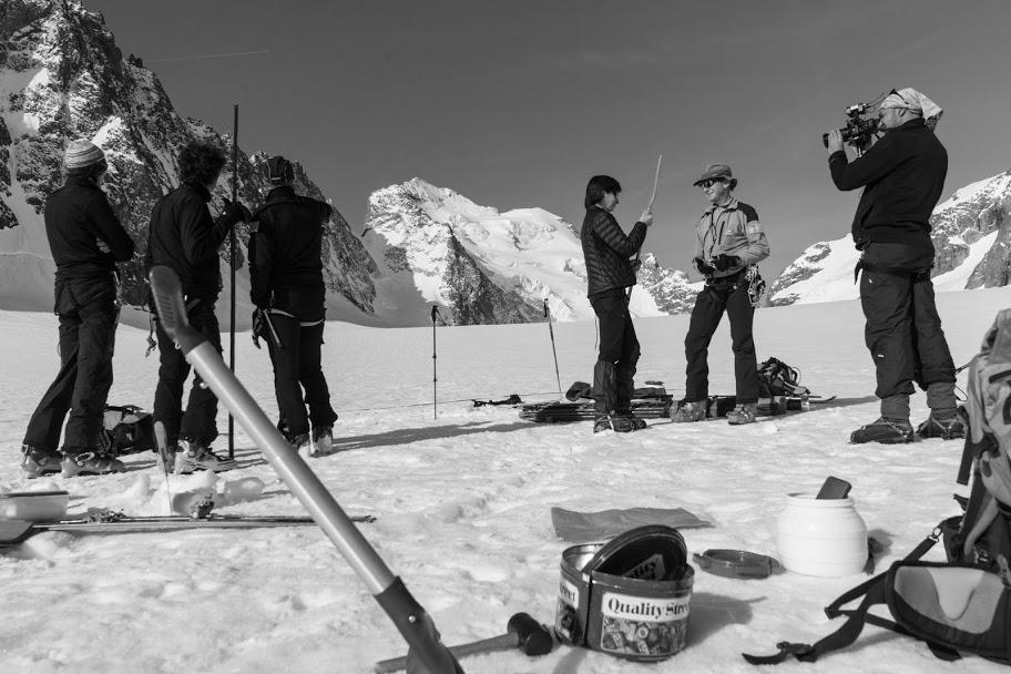 Mesure glacier Blanc - mai 2015 - tournage reportage Sophie Massieu, planète + Thalassa - © Abdou Martin