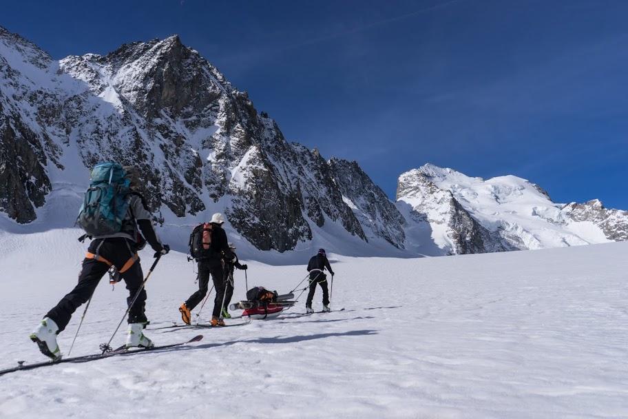 Mesure glacier Blanc - mai 2015 - tournage reportage Sophie Massieu, planète + Thalassa - © Abdou Martin