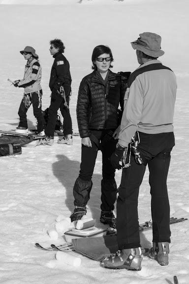 Mesure glacier Blanc - mai 2015 - tournage reportage Sophie Massieu, planète + Thalassa - © Abdou Martin