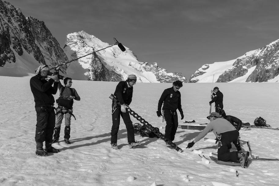 Mesure glacier Blanc - mai 2015 - tournage reportage Sophie Massieu, planète + Thalassa - © Abdou Martin