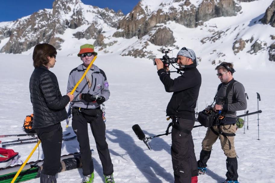 Mesure glacier Blanc - mai 2015 - tournage reportage Sophie Massieu, planète + Thalassa - © Abdou Martin