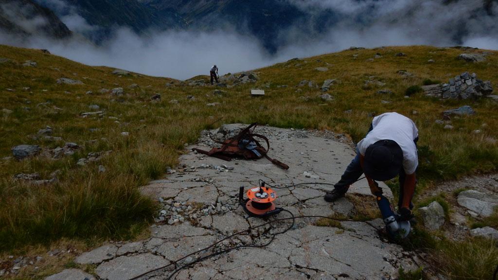 Juillet 2015 - Nettoyage fer à béton de la partie du refuge de l'Olan emportée par une avalanche dans les années 50. © Parc national des Écrins