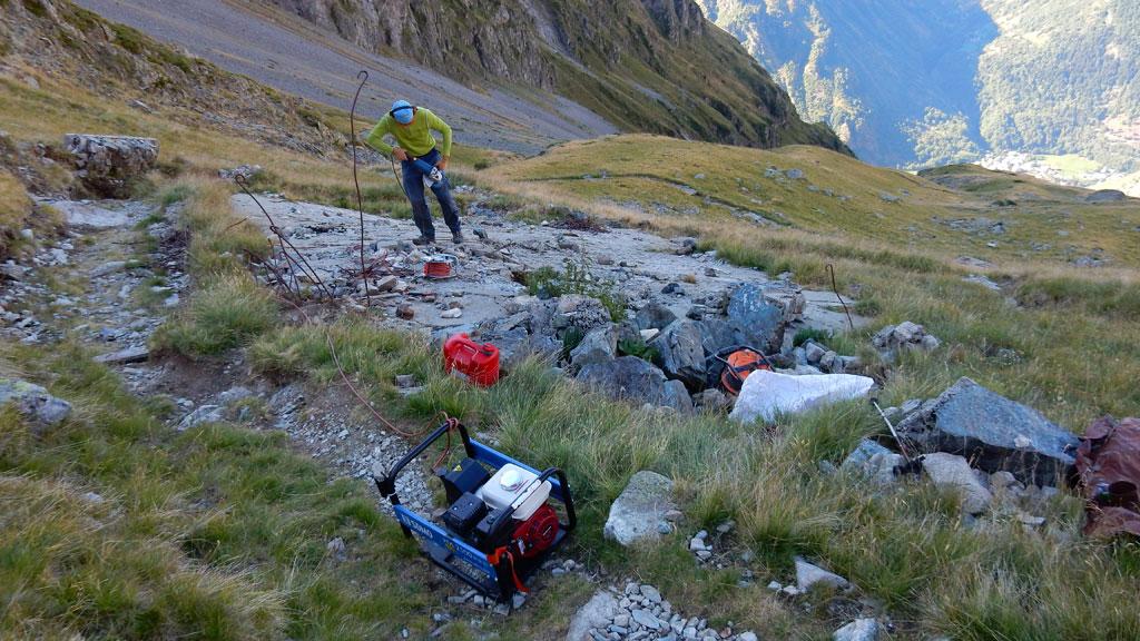 Juillet 2015 - Nettoyage fer à béton de la partie du refuge de l'Olan emportée par une avalanche dans les années 50. © Parc national des Écrins