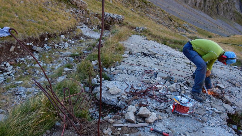 Juillet 2015 - Nettoyage fer à béton de la partie du refuge de l'Olan emportée par une avalanche dans les années 50. © Parc national des Écrins