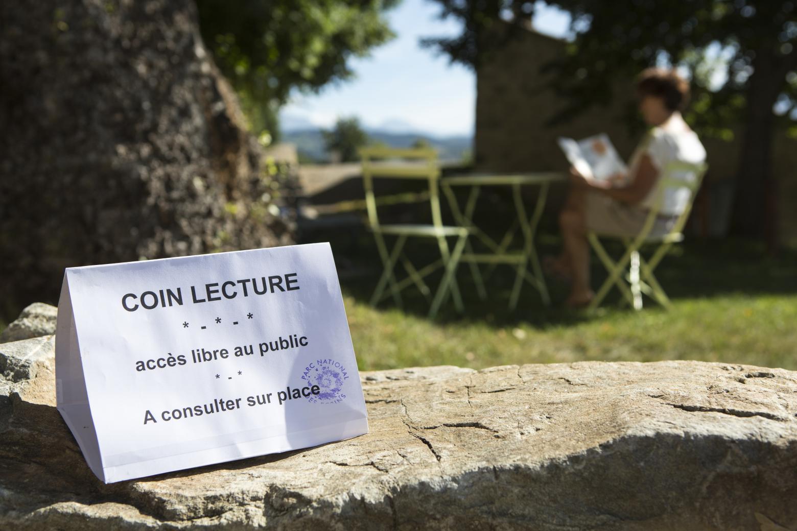 coin lecture extérieur charance