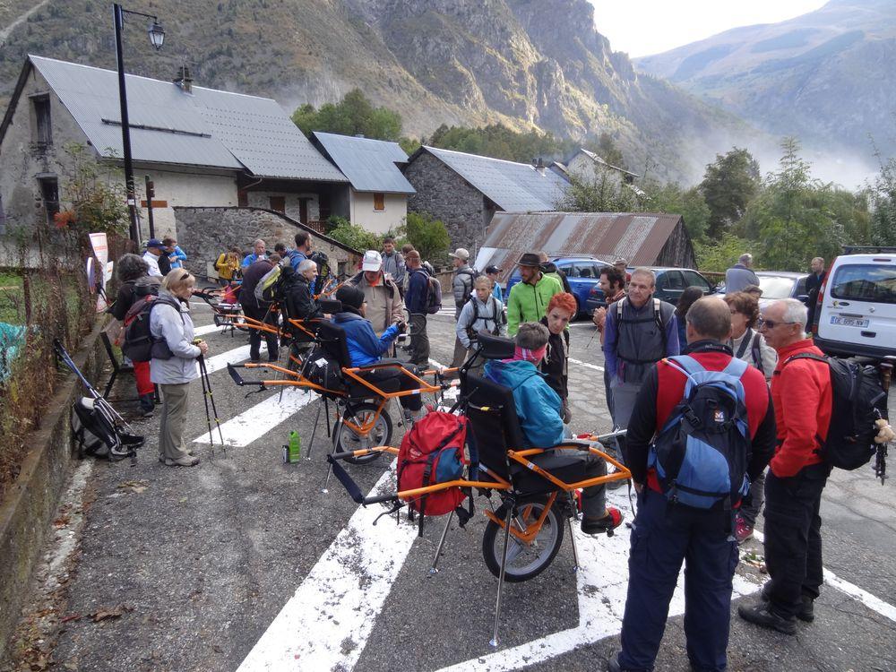 En joelette au Lauvitel - oct 2016 - © Parc national des Ecrins