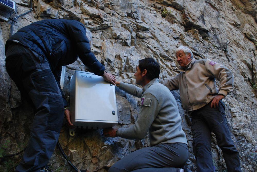 Installation capteurs et station suivi Lauvitel - oct 2016 - Parc national des Ecrins - ©J-Petringer -Paratonic 