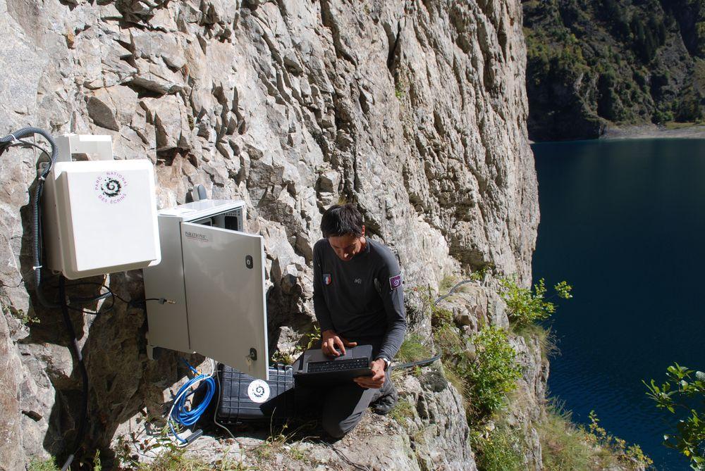 Installation capteurs et station suivi Lauvitel - oct 2016 - Parc national des Ecrins - ©J-Petringer-Paratonic