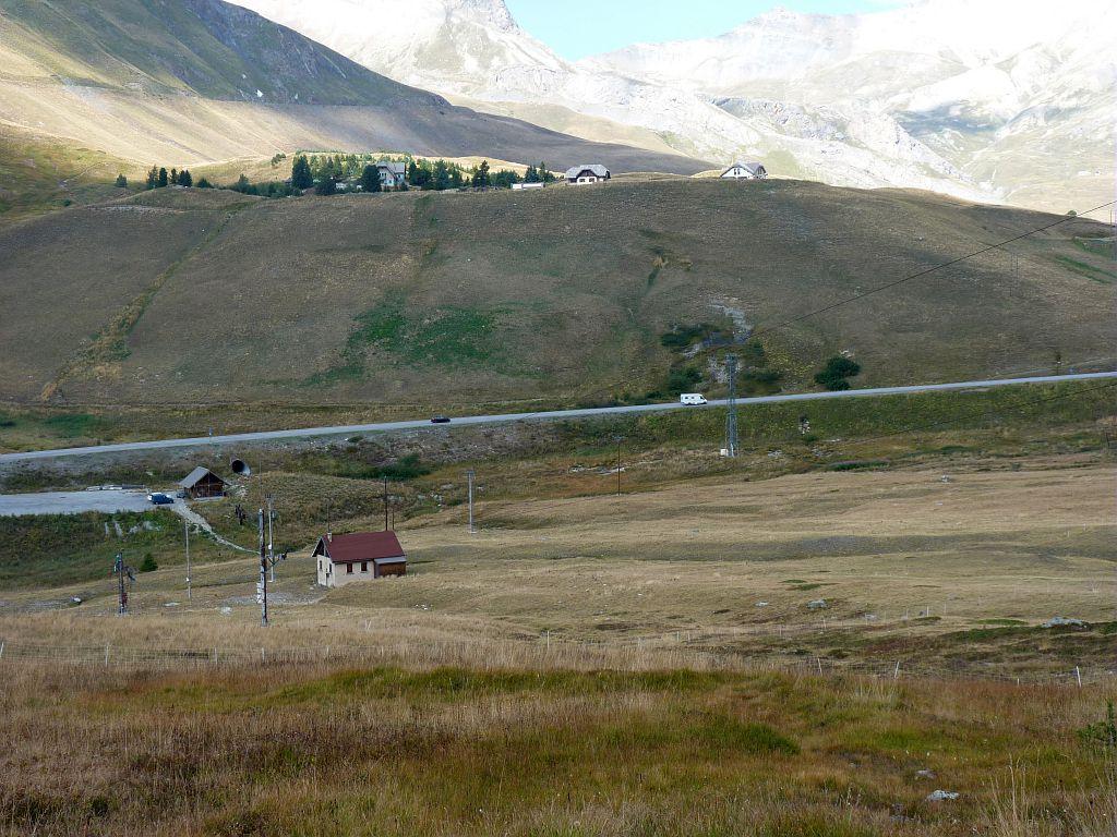 Col Lautaret, en 2012, avant les travaux de démantèlement et d'enfouissement © Parc national des Ecrins