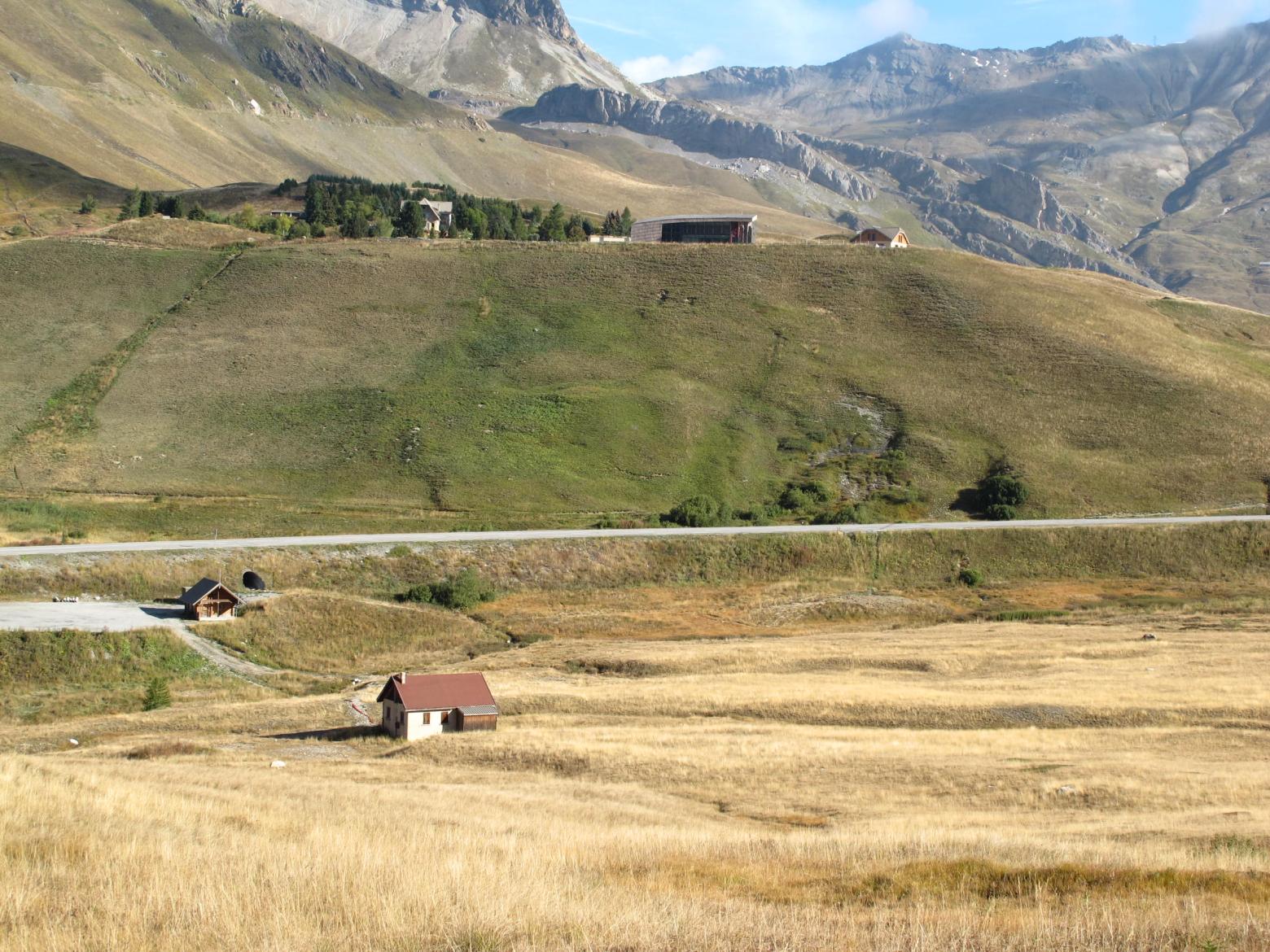 Col du Lautaret, oct 2016, après les travaux d'enfouissement de la ligne électrique - © Nils Paulet - Parc national des Écrins