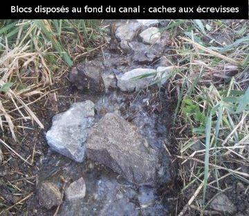 Blocs disposés au fond du canal : caches à écrevisses © ONEMA
