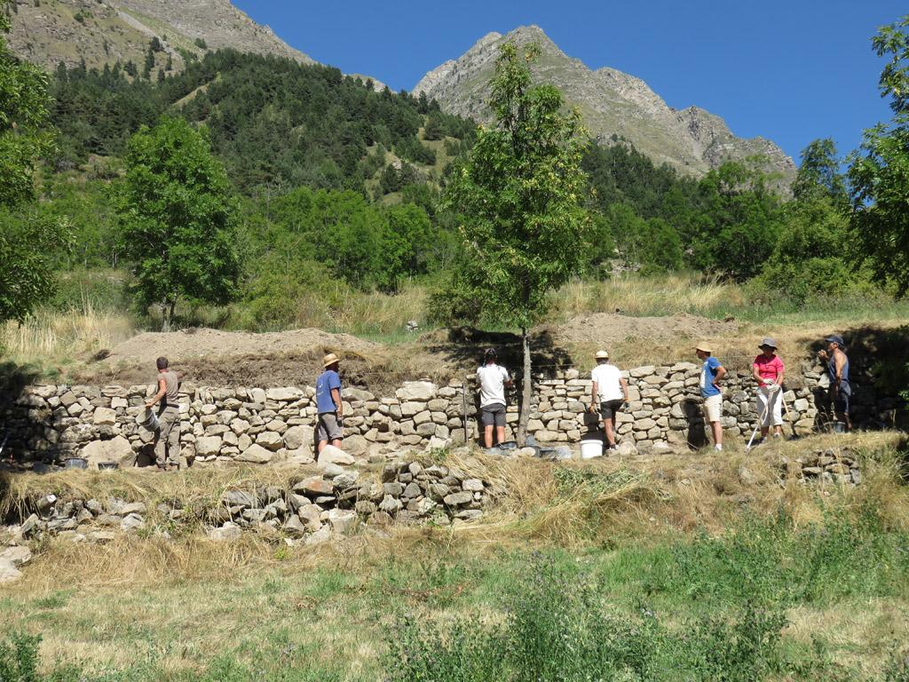 Terrrasse de Réallon pendant le chantier de restauration 2016 © M.Pottier - Parc national des Ecrins